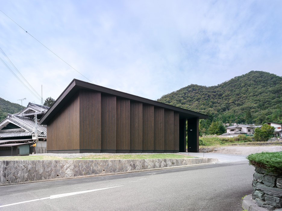 Inagawa Cemetery Warehouse by Key Operation and Atelier Fish