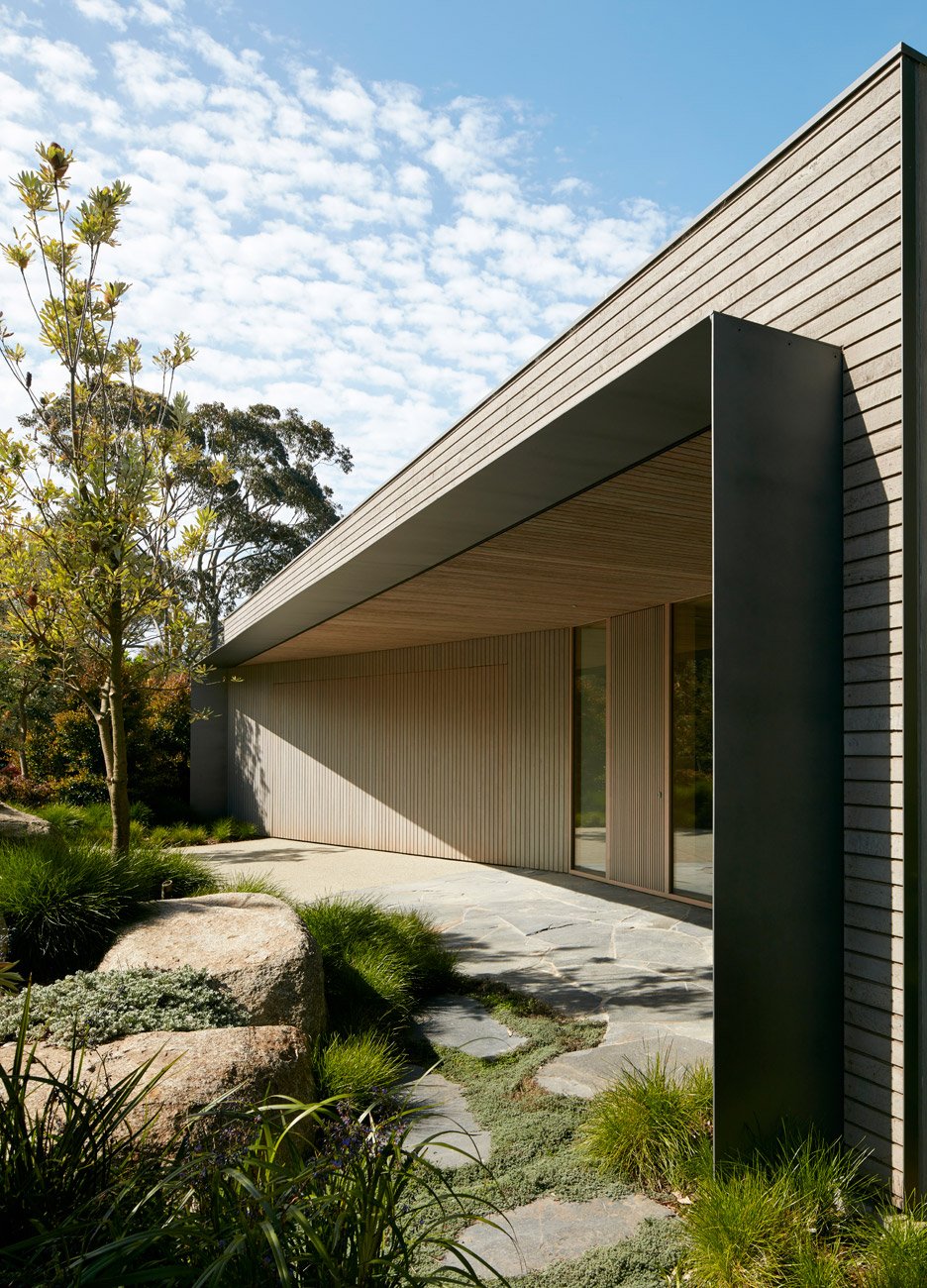 Inarc completes "efficient, yet extravagant" Links Courtyard House on Australia's Mornington Peninsula