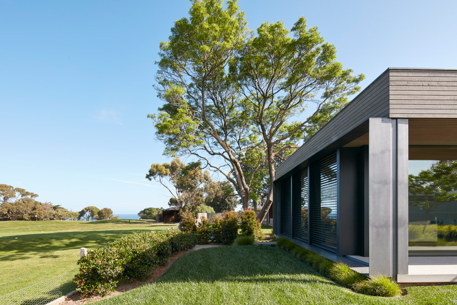 Inarc completes "efficient, yet extravagant" Links Courtyard House on Australia's Mornington Peninsula