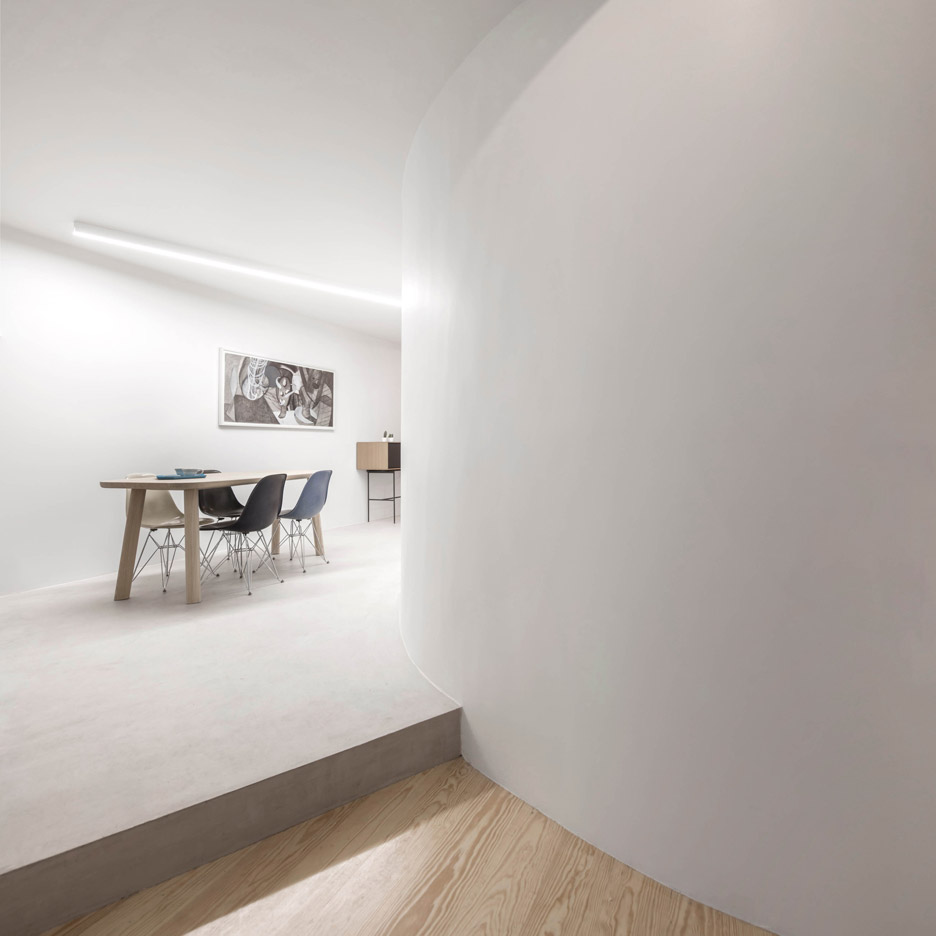 Fala Atelier uses curving wall to shape open-plan interior for historic Lisbon flat