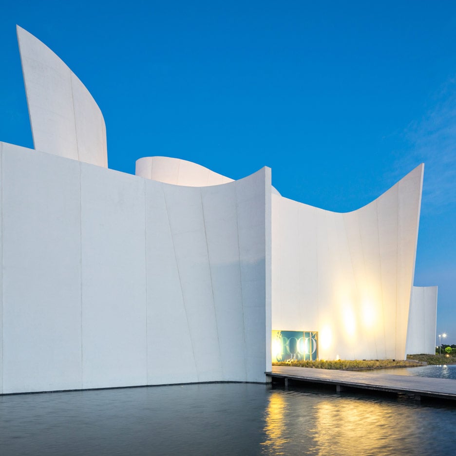 Toyo Ito creates fluted walls of white concrete at Museo Internacional del Barroco