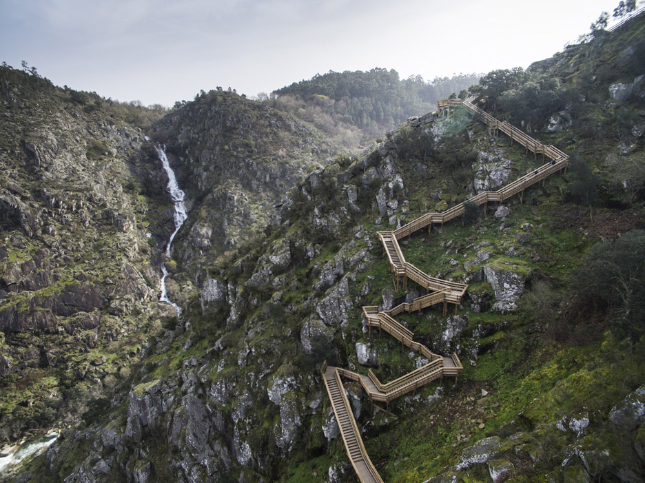 Paiva Walkways by Trimetrica, photographed by Nelson Garrido