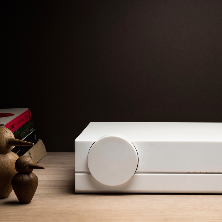 Paul Crofts designs minimal white amp for Audioberry