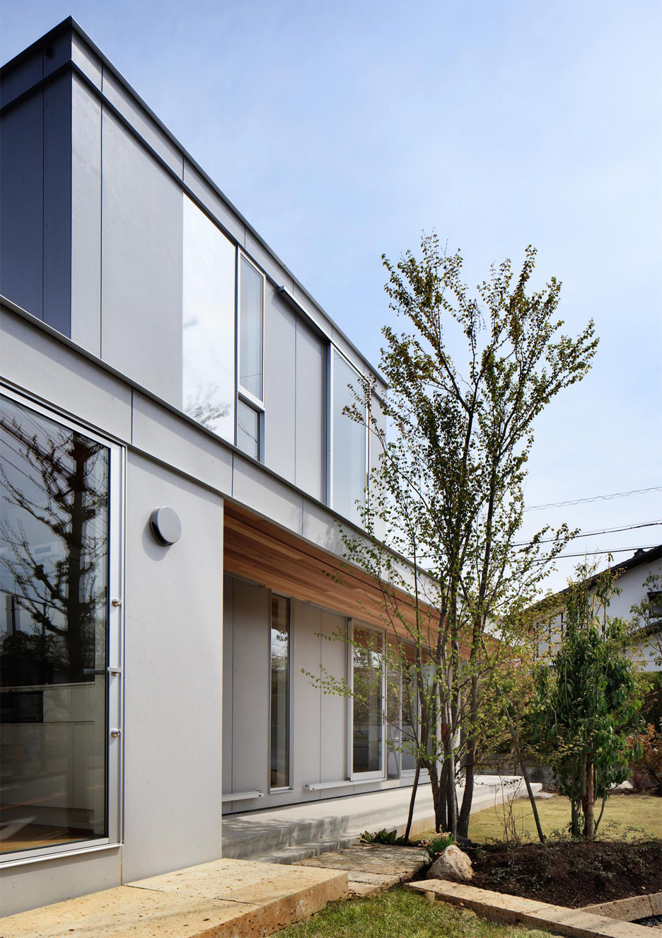 House in Okazaki by Kazuki Moroe Architects