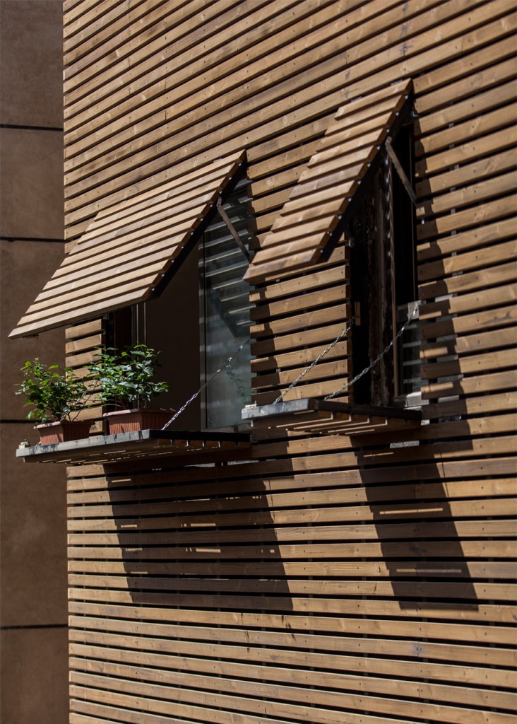 Inward Facing Iranian Home Lets Light Filter In Through A Facade Of Wooden Slats