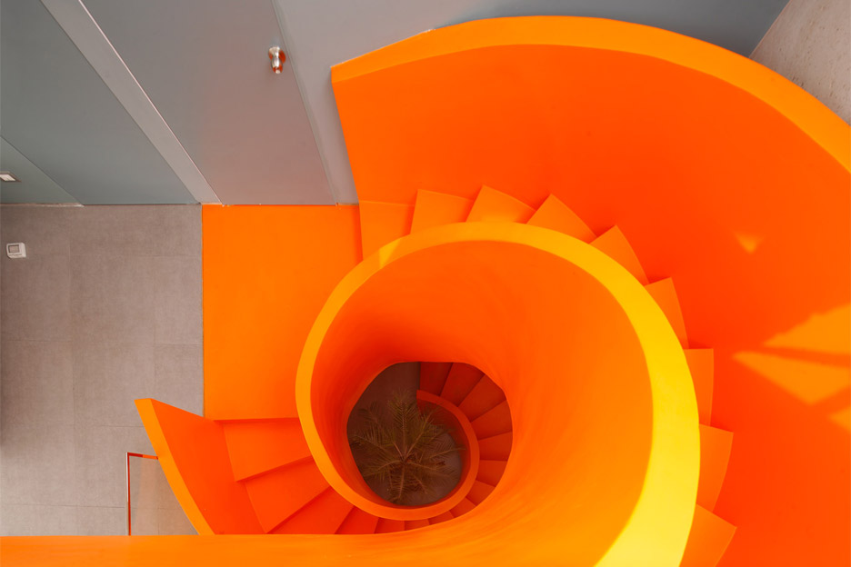 Casa Blanca house in Lima, Peru with an orange staircase, residential architecture by Martin Dulanto Sangalli. Photograph by Juan Solano