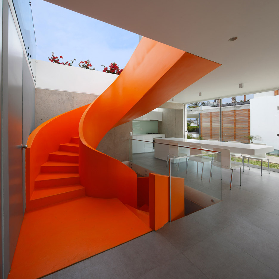 Casa Blanca house in Lima, Peru with an orange staircase, residential architecture by Martin Dulanto Sangalli. Photograph by Juan Solano