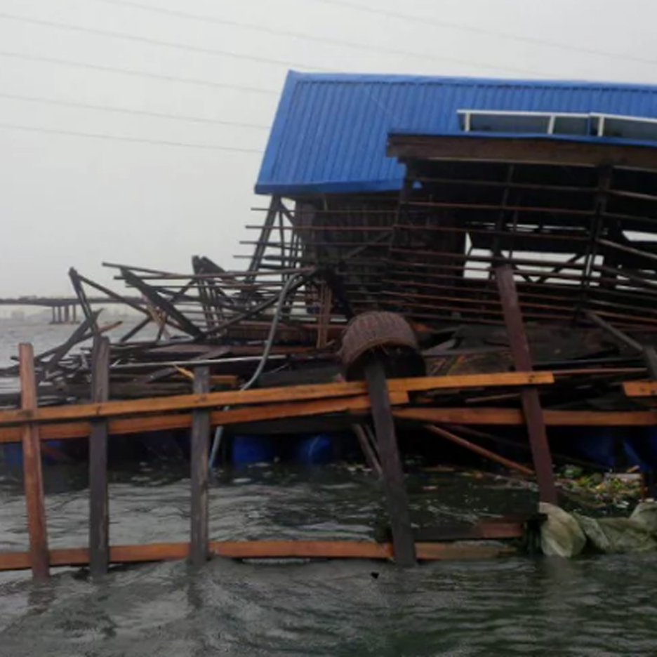 Kunlé Adeyemi's floating school suffers "abrupt collapse"