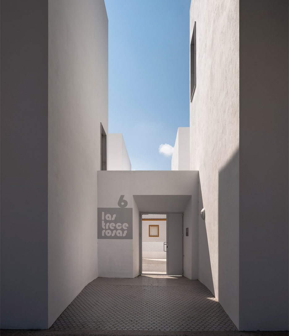 Social housing by Kauh Arquitectos in Conil de la Frontera in Spain