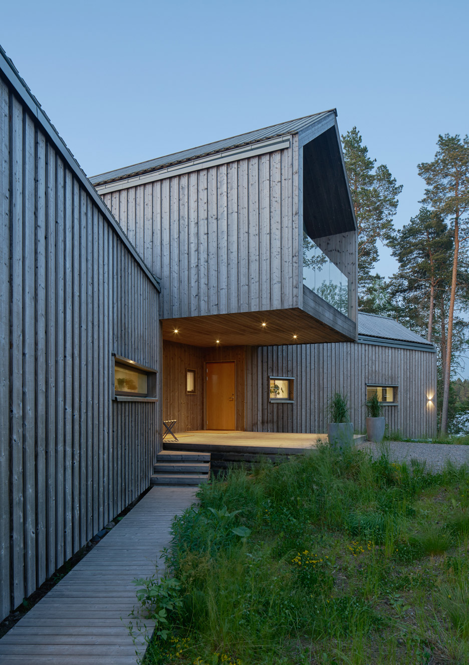 Murman Arkitekter completes a Swedish villa that fans out in all directions
