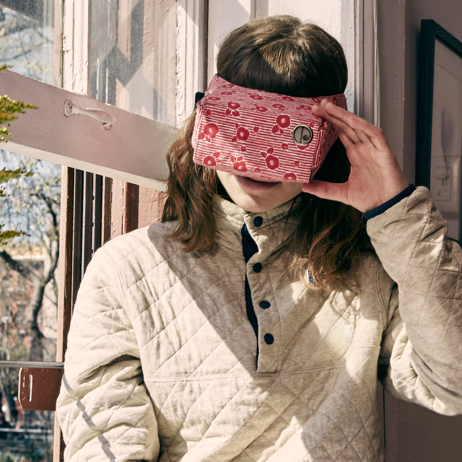 VR mask by Mona turns a users iphone into a virtual reality device