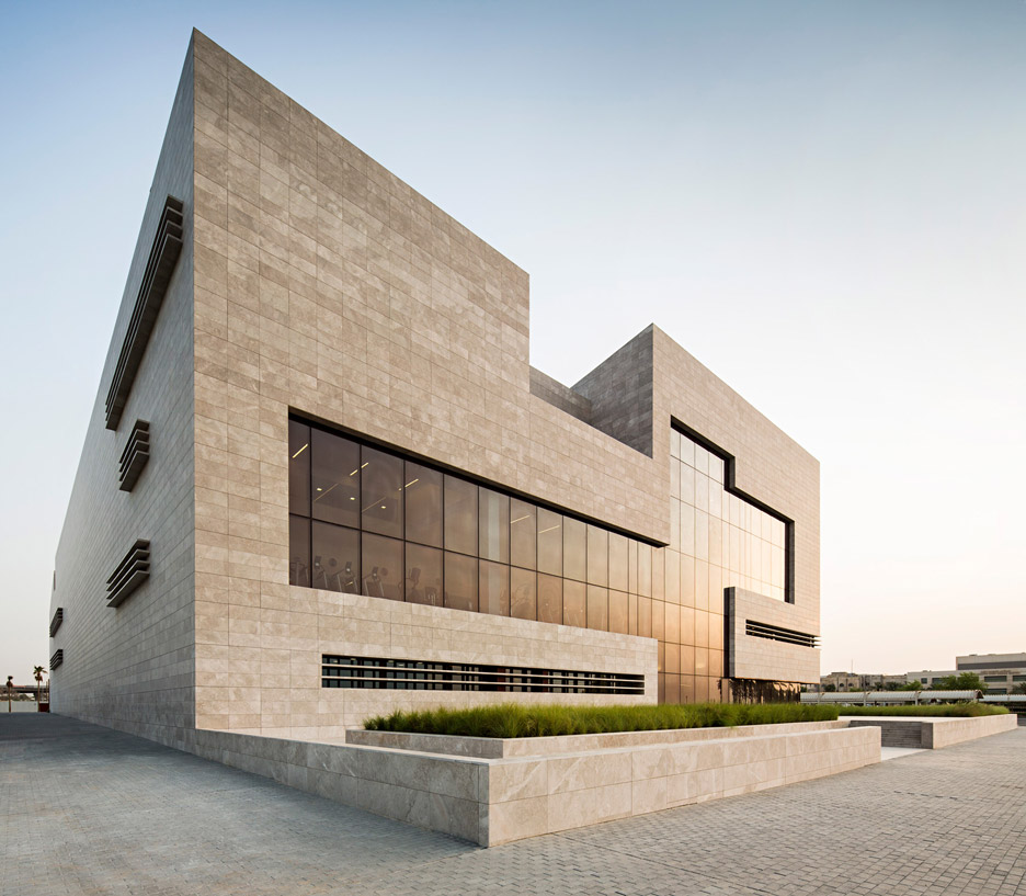 Cardiac centre in Kuwait by AGi Architects is designed with an atrium to represent the building's heart