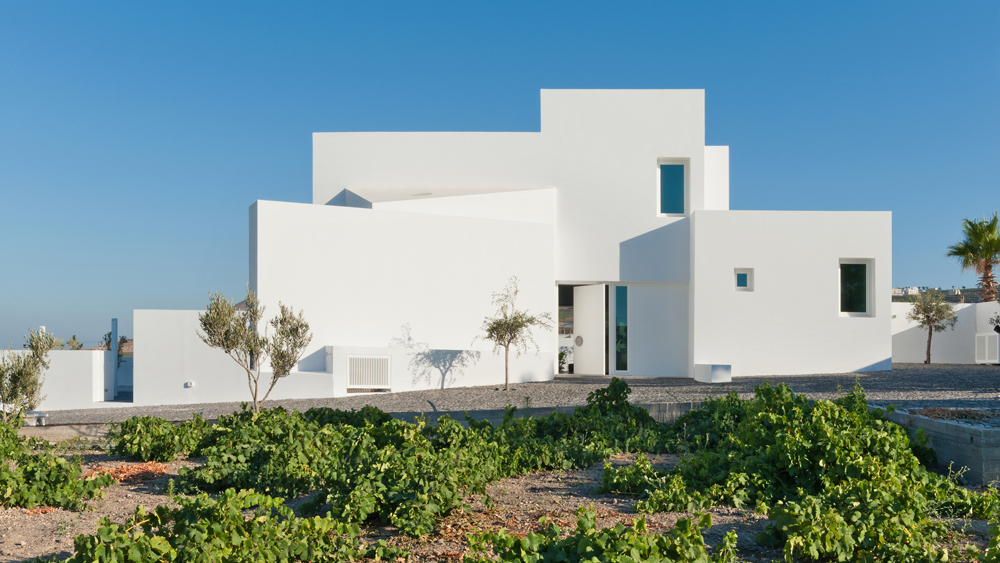 Santorini house by Kapsimalis Architects made of white blocks