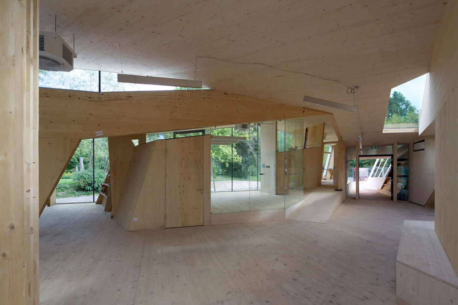 Bilding is a faceted wooden community centre built by students