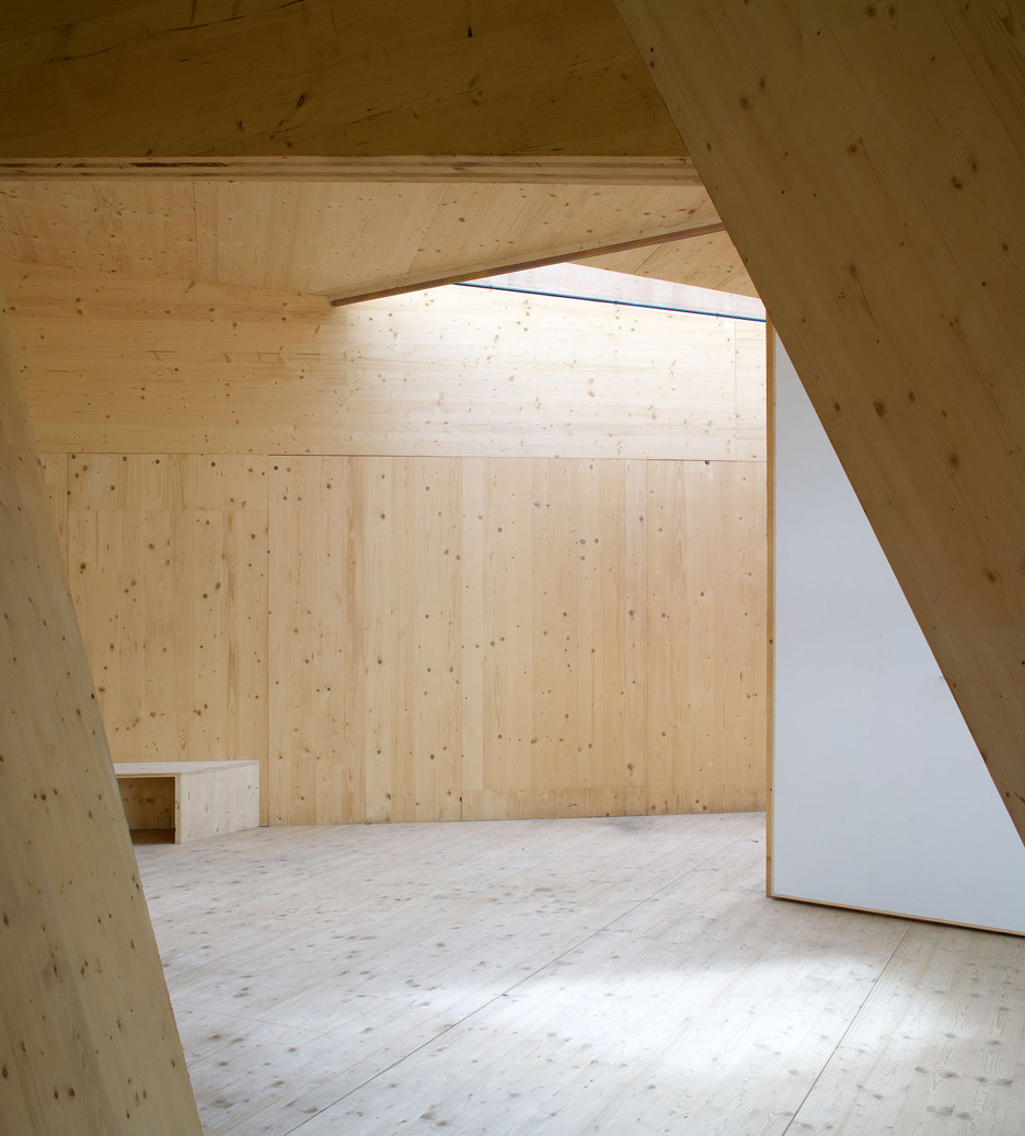 Bilding is a faceted wooden community centre built by students