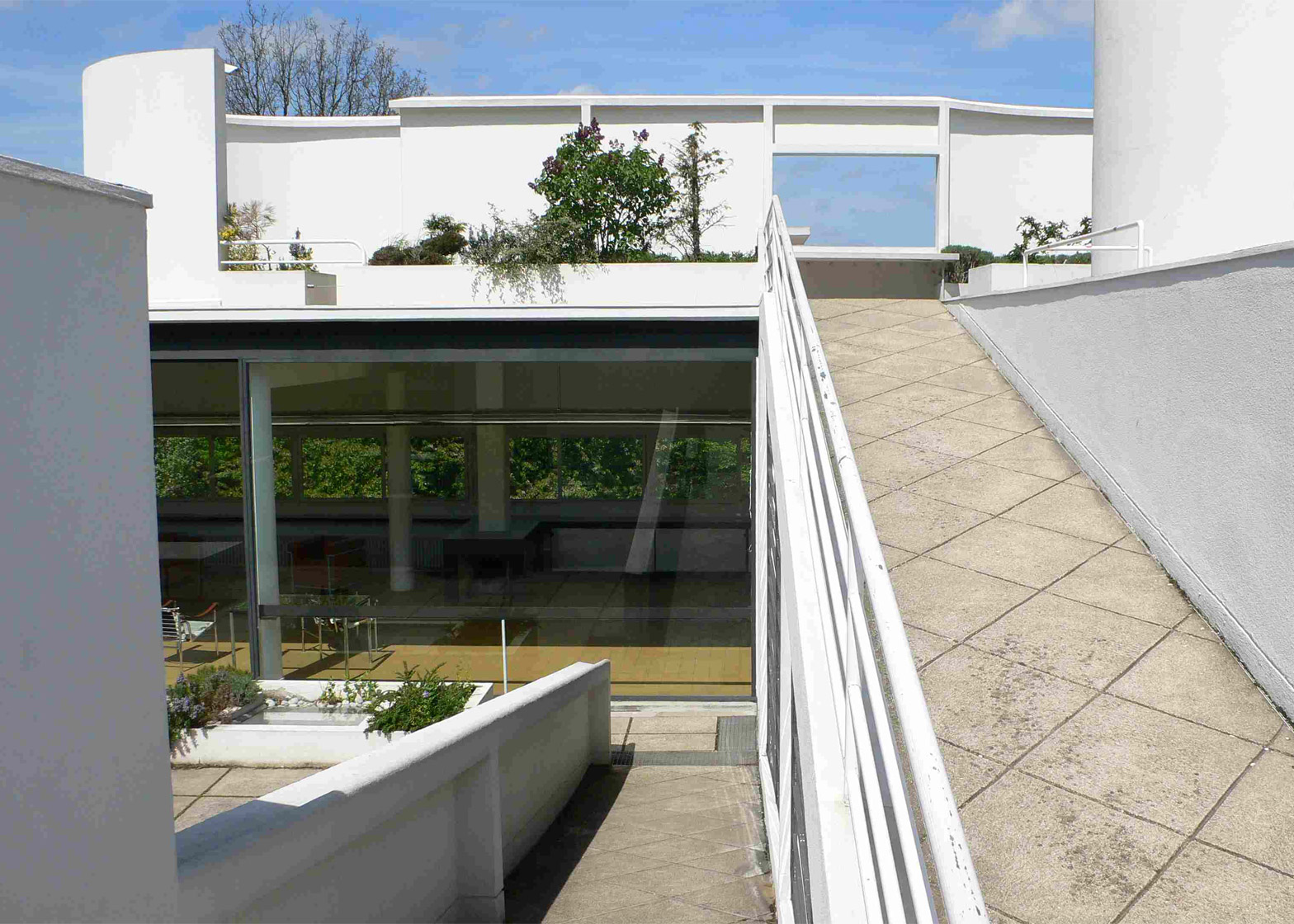 Le Corbusier S Villa Savoye Encapsulates The Modernist Style