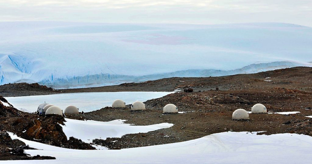 Вакансии антарктида 2024. Оазис Ширмахера в Антарктиде. «Whichaway Camp», Антарктика. Ширмахер Оазис в Антарктида. Кемпинг в Антарктиде.