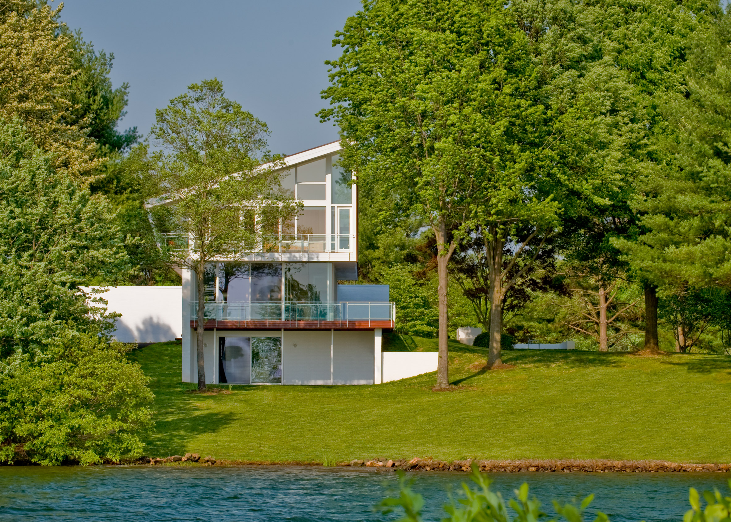 Дом у озера 4. Дом у озера. Дом на косогоре у реки. Резиденция у озера. Дома у озера Вирджиния.