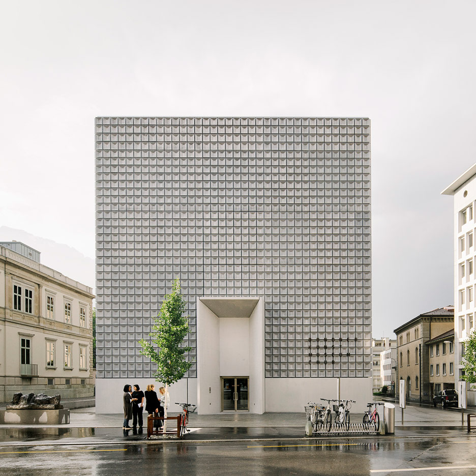 Barozzi Veiga adds gridded concrete extension to Bündner Kunstmuseum
