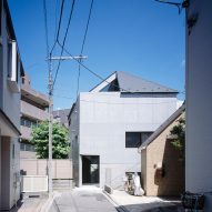 Apollo Architects completes earthquake-resistant house with a hat-like roof