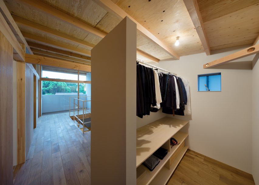 House In Mikage Contrasts White Surfaces With Exposed Wooden Beams