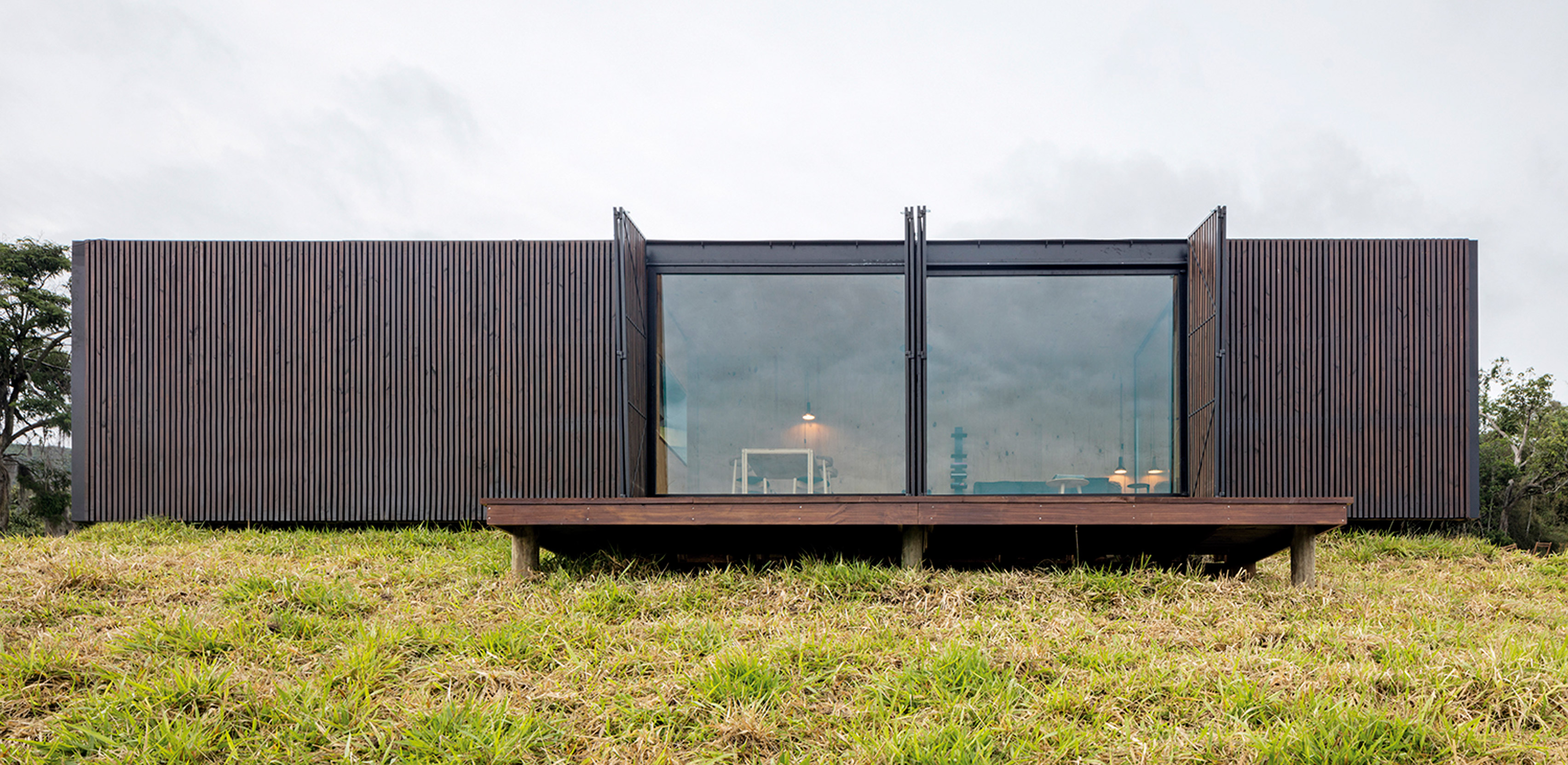 MAPA builds two prefabricated houses in Brazilian mountain landscape