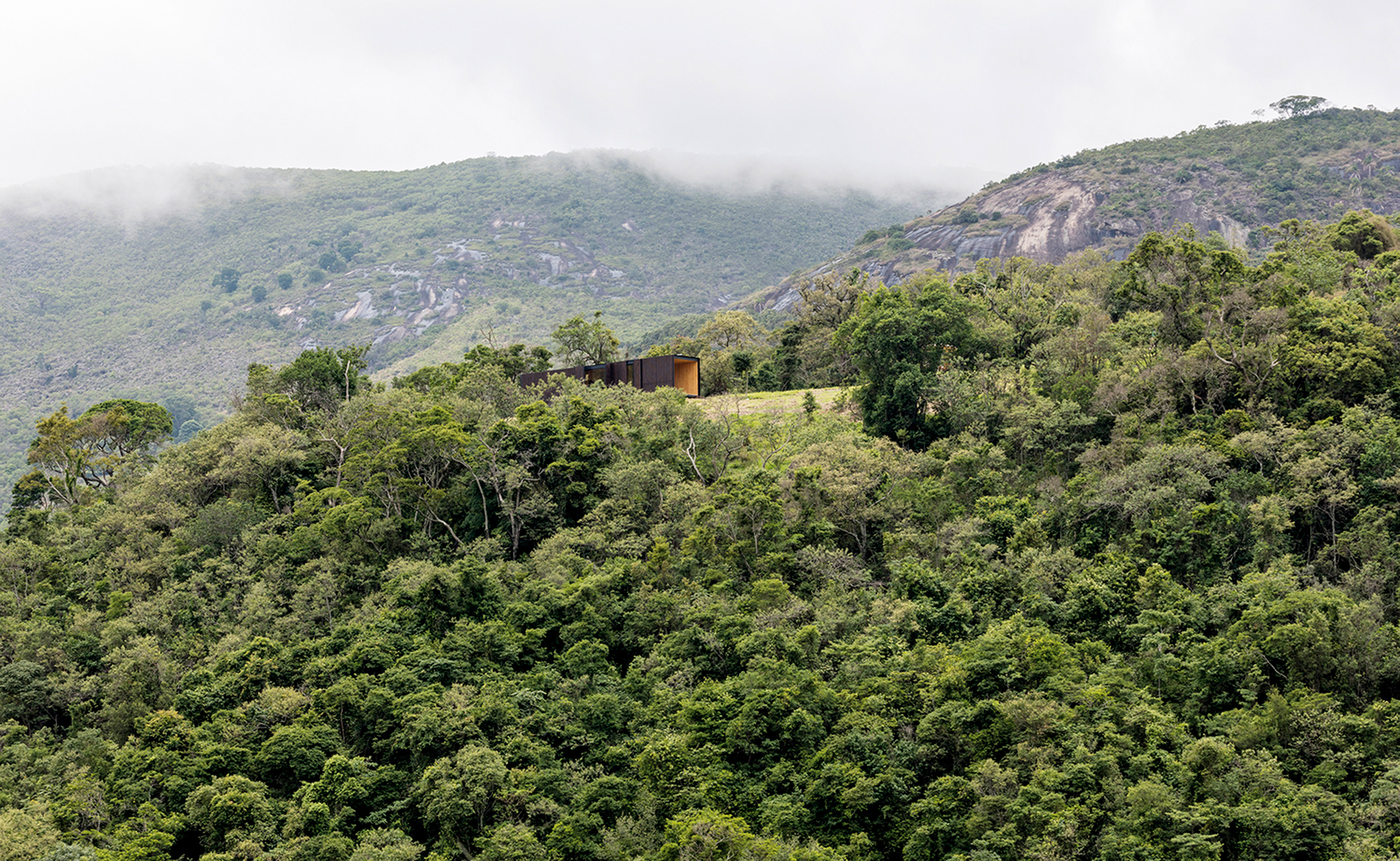 MAPA builds two prefabricated houses in Brazilian mountain landscape