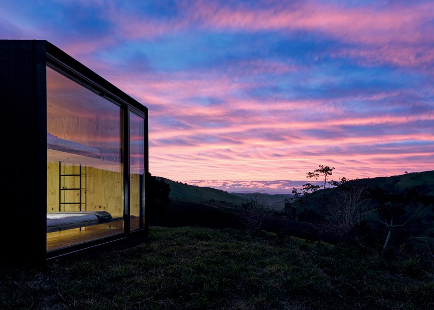 MAPA builds two prefabricated houses in Brazilian mountain landscape