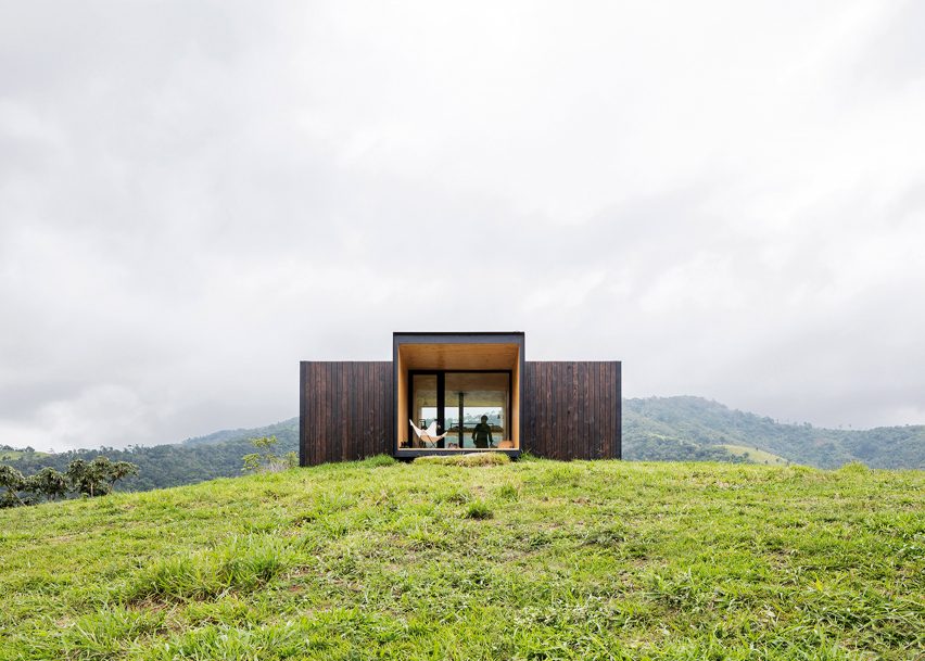 MAPA builds two prefabricated houses in Brazilian mountain landscape