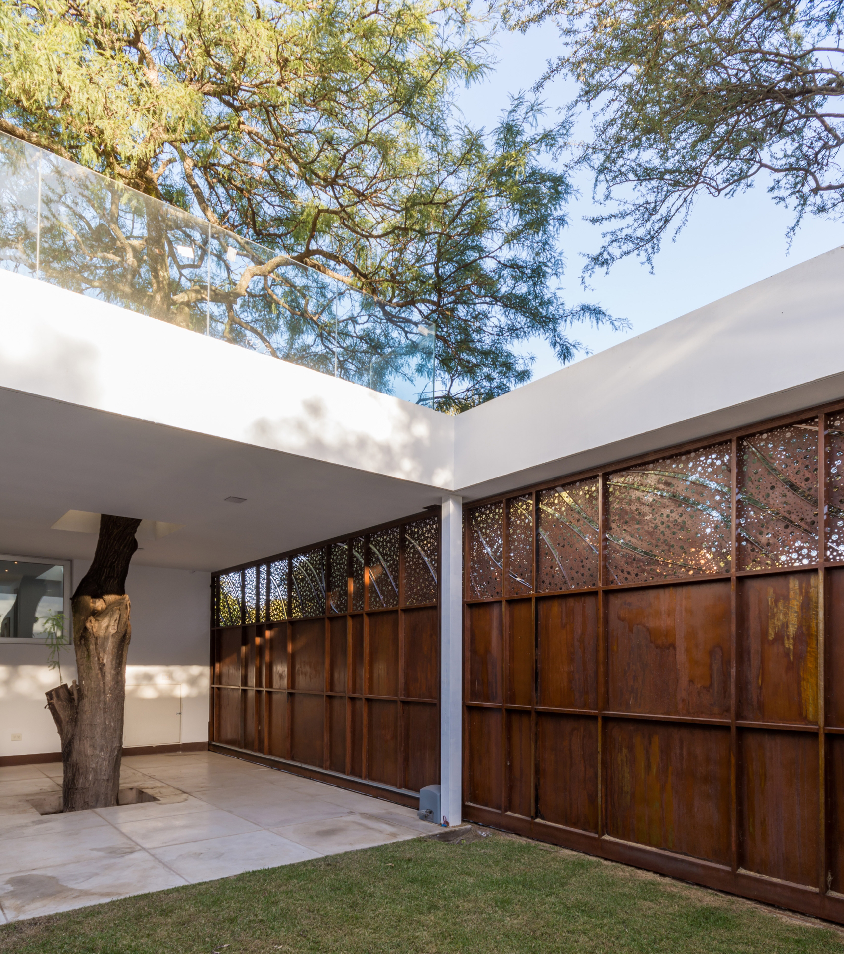 FCP Arquitectura Mooe House contrasts solid white walls with perforated iron screens