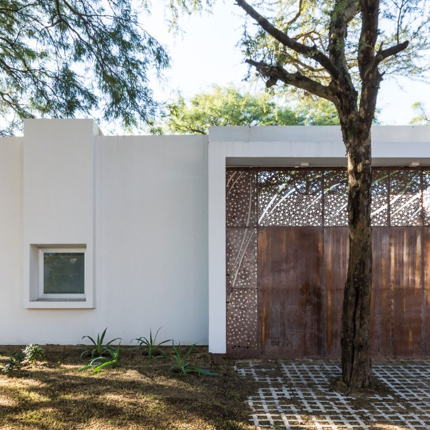 FCP Arquitectura Mooe House contrasts solid white walls with perforated iron screens