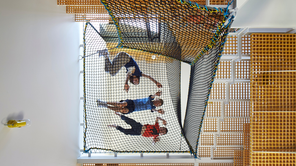 Six homes that use nets to create suspended play spaces for children