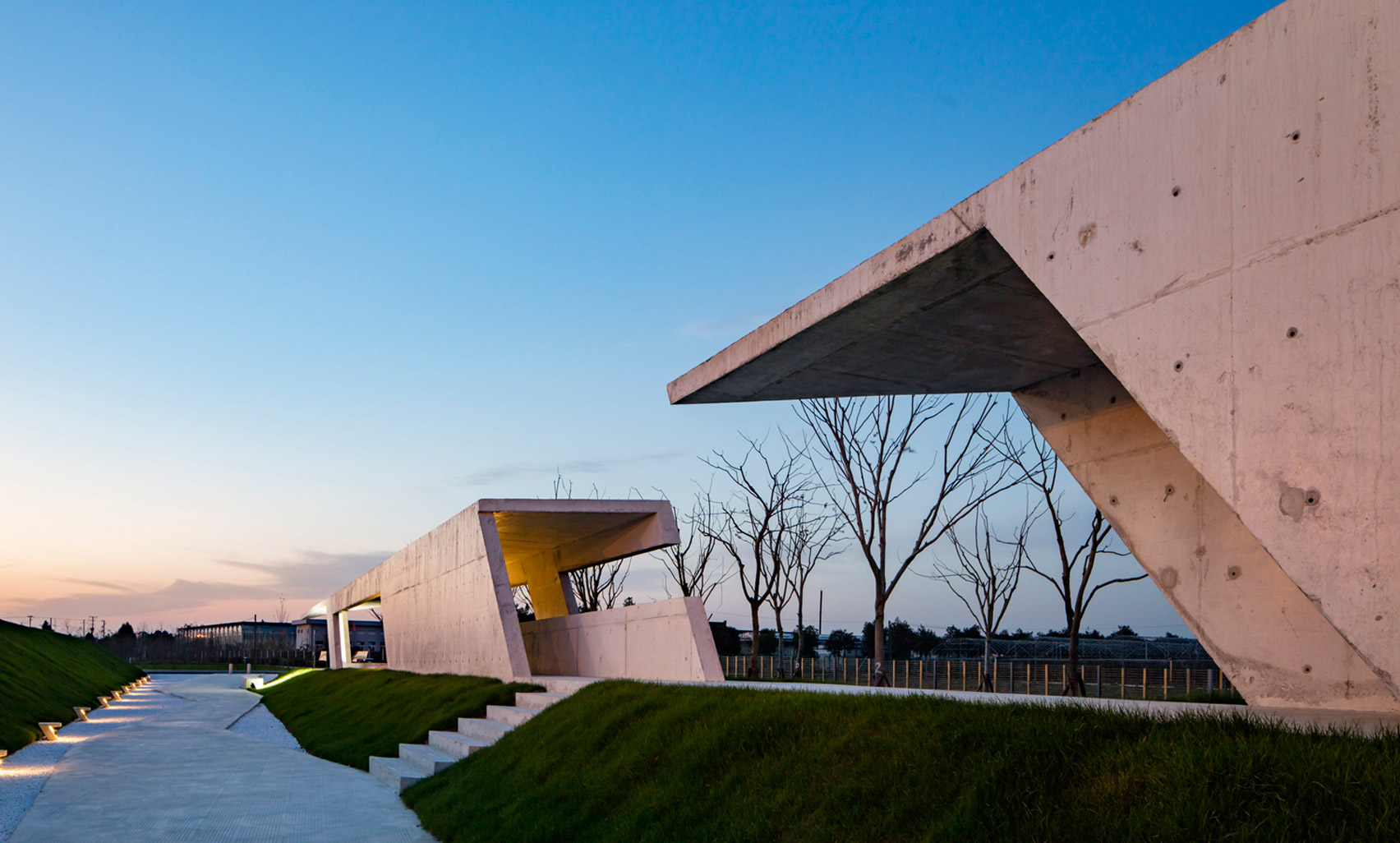 Zigzagging concrete "veranda" built in Shanghai agricultural park