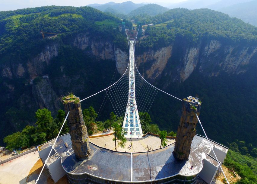 zhangjiajie-grand-canyon-glass-bridge-haim-dotan_dezeen_2364_ss_1-852x609.jpg