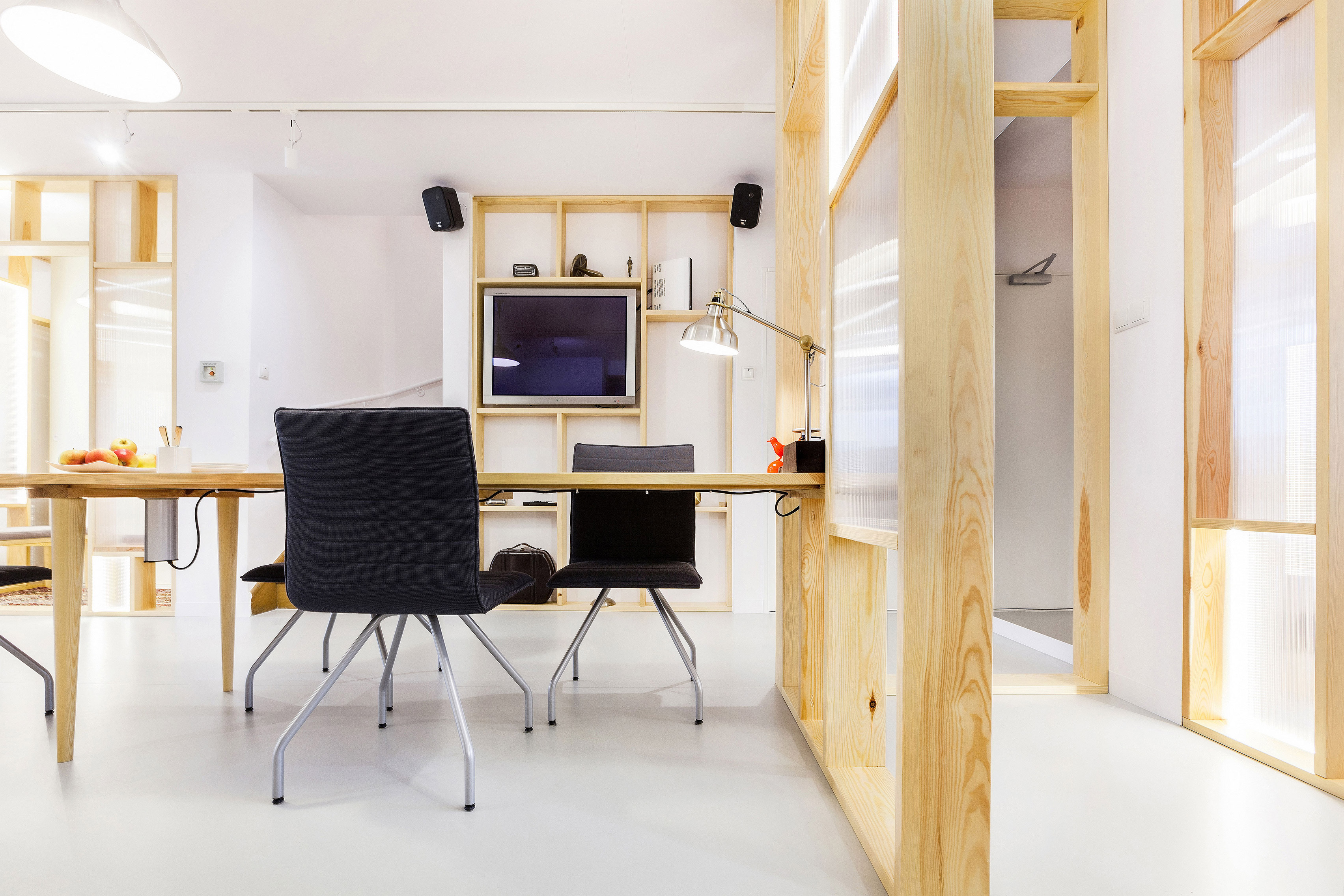 Economical workspace renovation in Warsaw by MFRMGR features semi-transparent walls