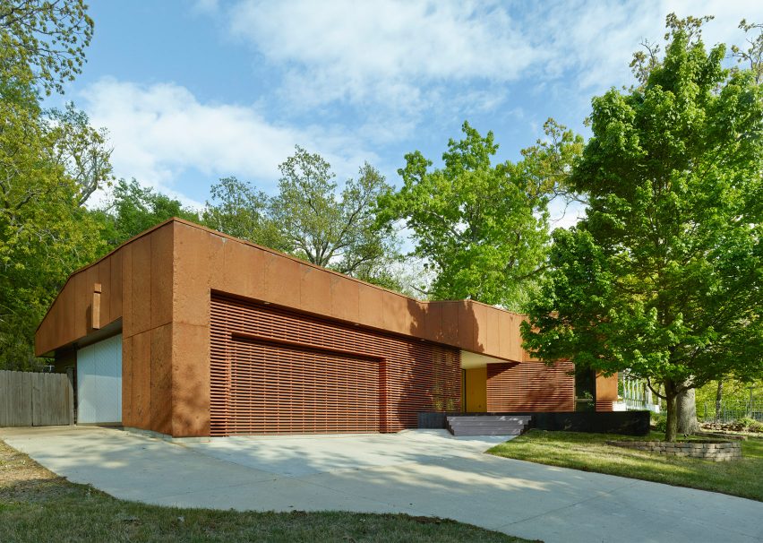 Modus Studio cloaks an Arkansas home in wood and pre-rusted steel