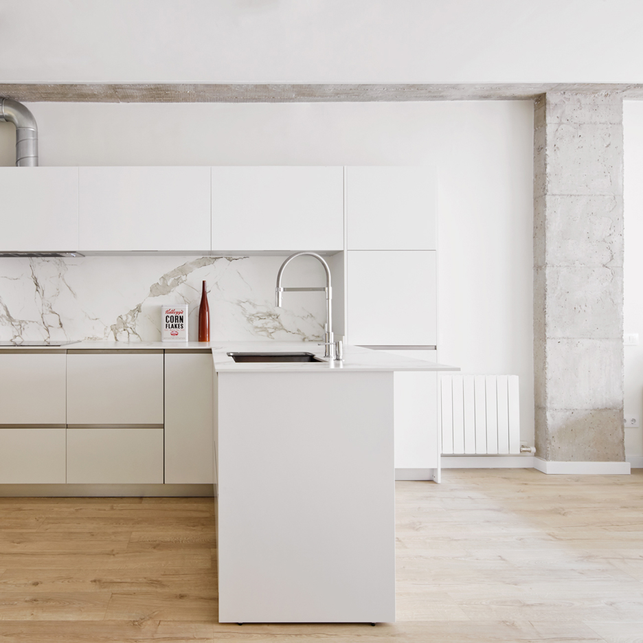 Corsega-Apartment_RAS-Arquitectura_dezeen_sqb