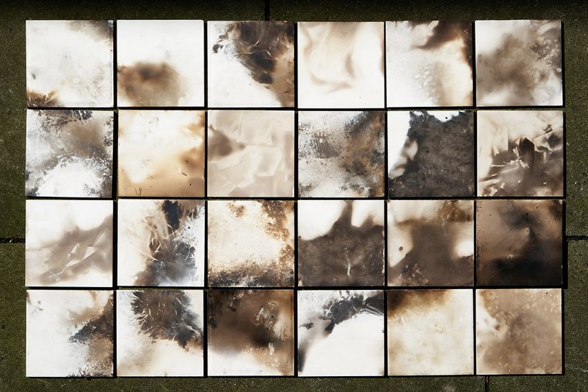 Assemble patterns ceramic tiles by baking them in a barbecue