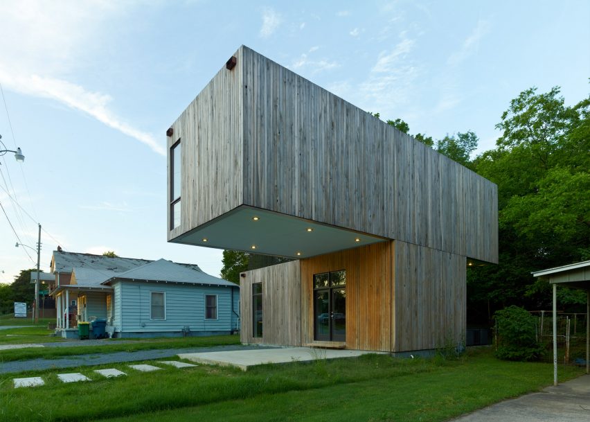 Architecture Students Create Prefab Cantilever House In Arkansas