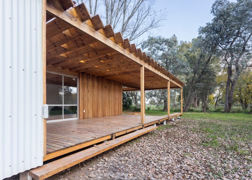 Zig-zagging roof covers Buenos Aires holiday home by Estudio Borrachia features