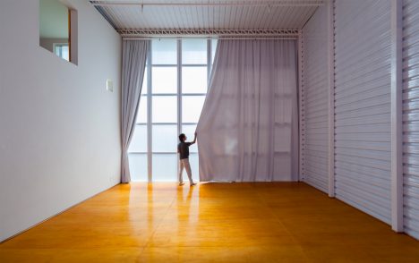 Alan Chu adds rehearsal studio with huge doors to the home of a Brazilian actor
