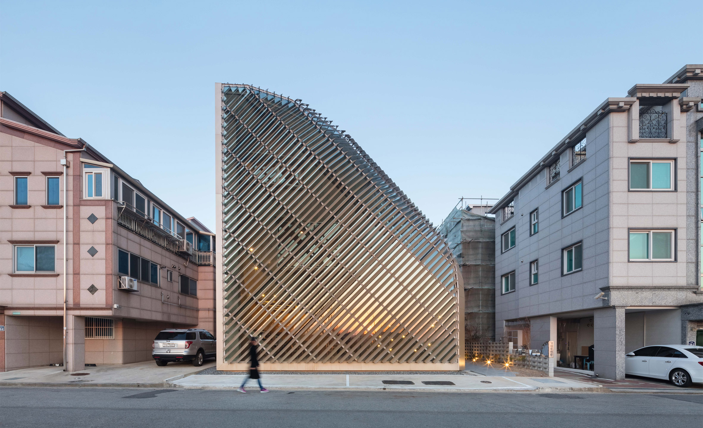 Aluminium louvres cover curving walls of house and cafe in South ... - Dezeen