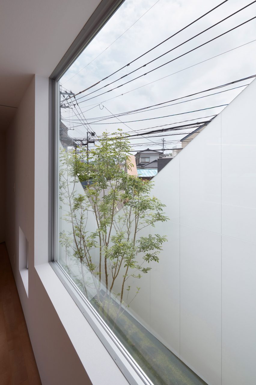 Kenta Eto completes house with sliced-away corner in Japan