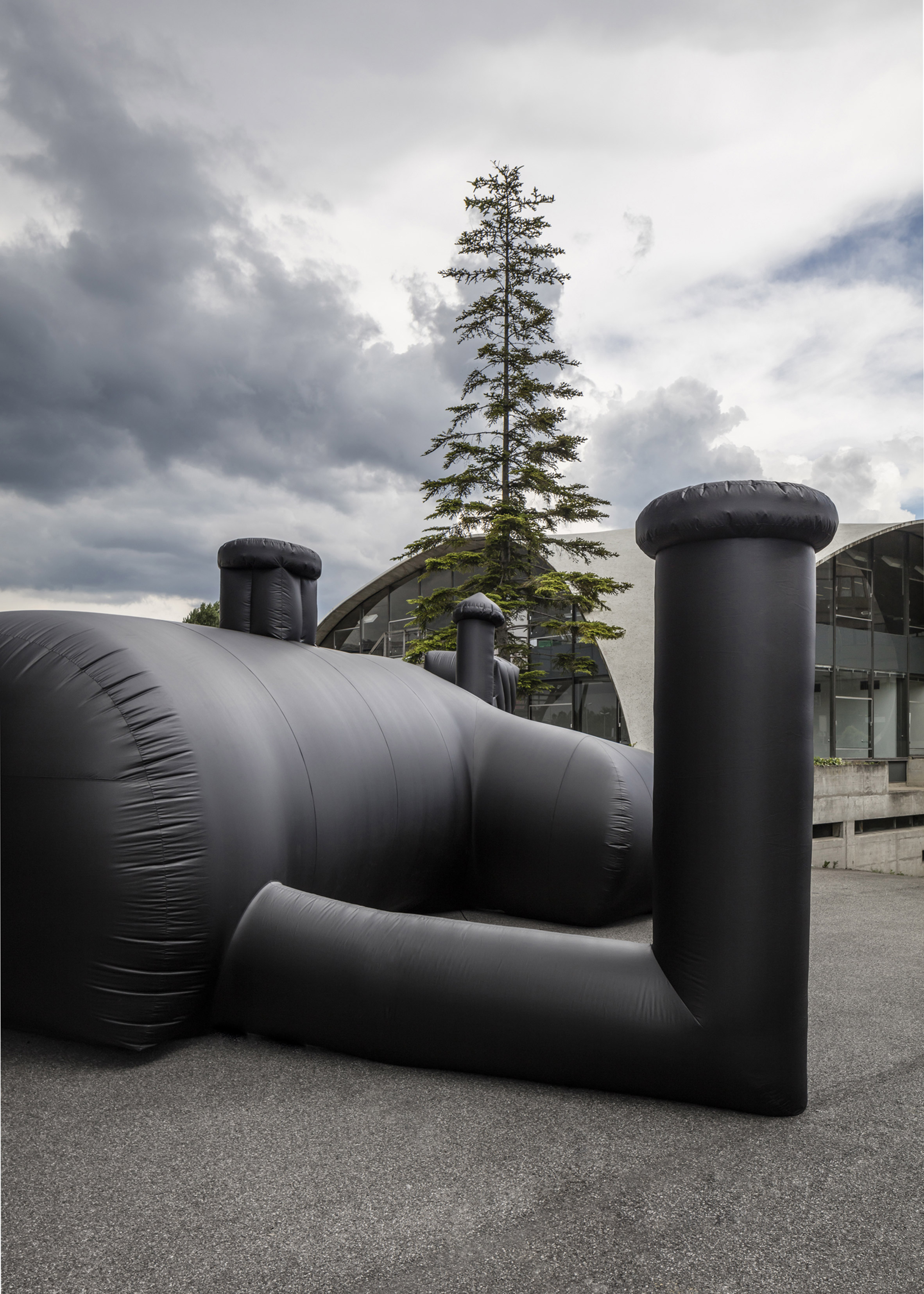 shelter-architecture-black-inflatable-installation-pvc-bureau-a_dezeen_2364_col_6