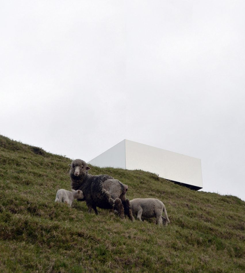 Mirrored observation point by Natura Futura Arquitectura surveys Ecuadorean landscape