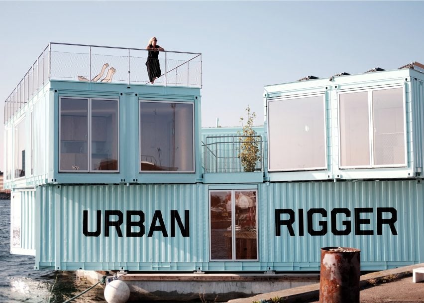 BESAR menumpuk kontainer pengiriman untuk membuat perumahan siswa terapung di pelabuhan Kopenhagen