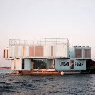 BIG stapelt Schiffscontainer, um schwimmende Studentenunterkünfte im Hafen von Kopenhagen zu schaffen
