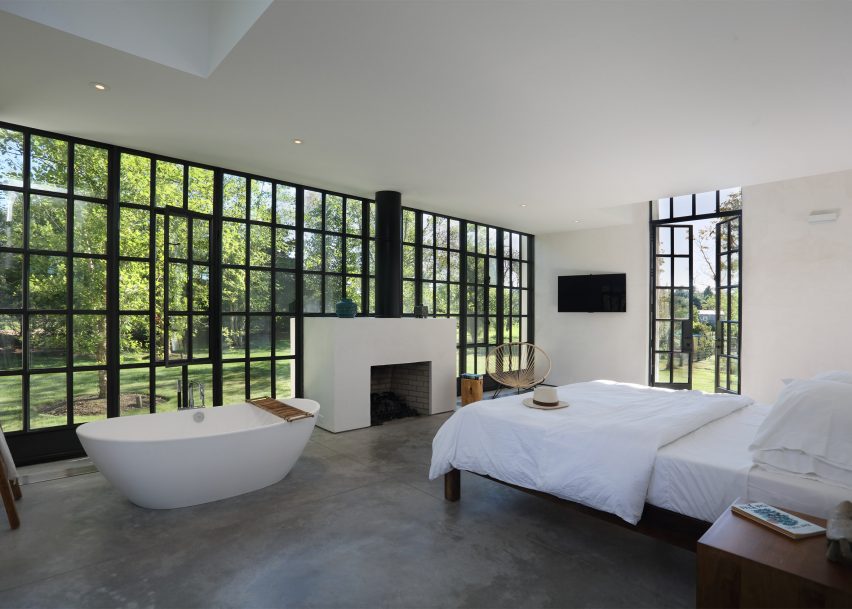 Ta Dumbleton Creates A Hamptons Guest House With Stucco Walls