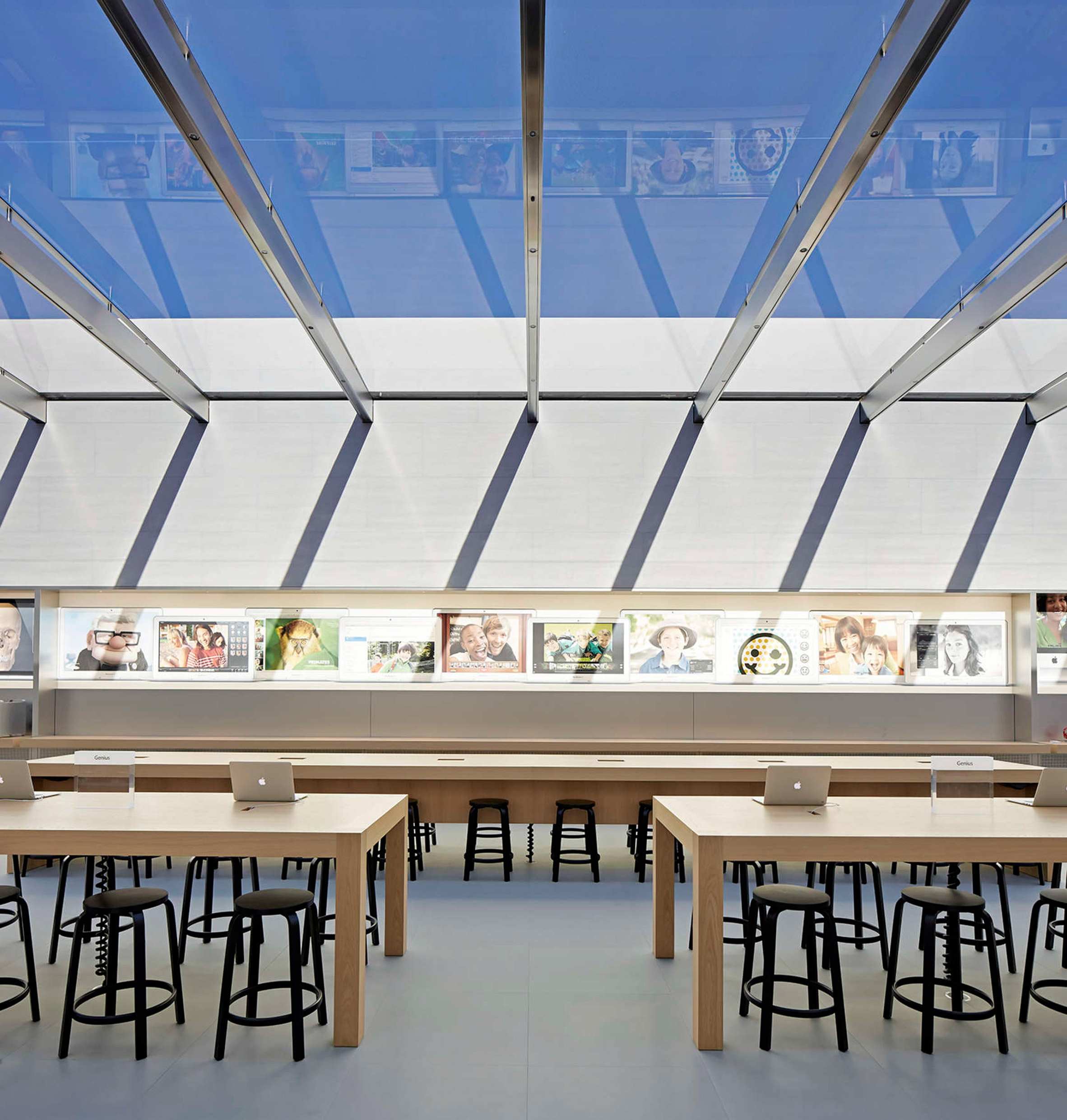 Slender roof covers Apple Store Stanford by Bohlin Cywinski Jackson