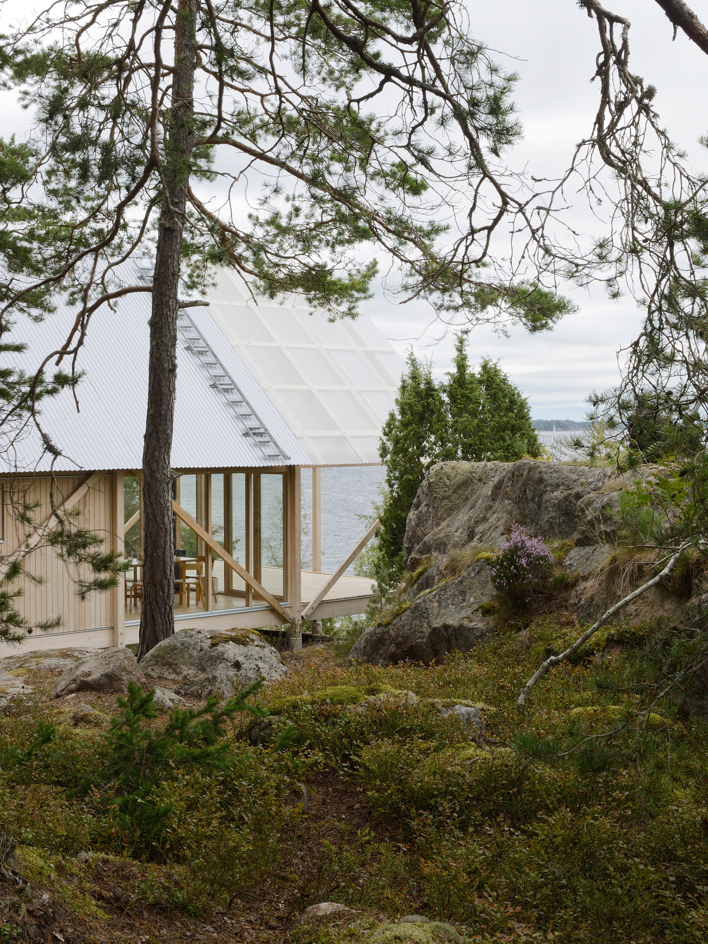 cabine chalet maison d'été nordique minimaliste scandinave pilotis rocher vue sur lac